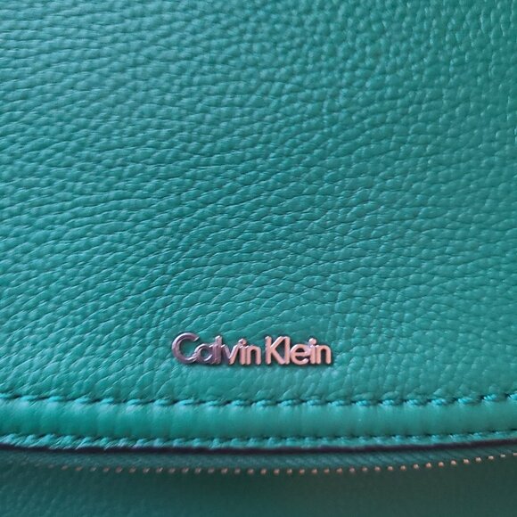Calvin Klein green pebbled leather shoulder with silver hardware - Picture 14 of 16